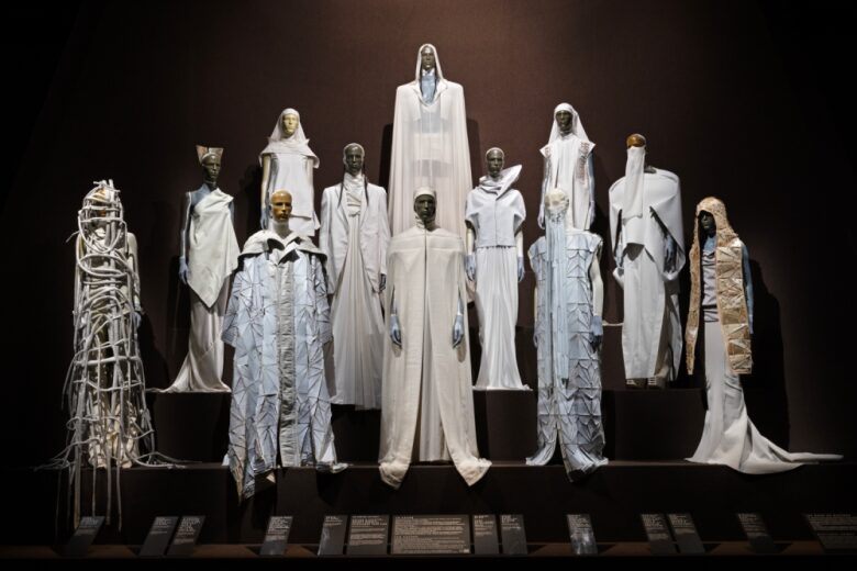 Экспозиция с манекенами в белых нарядах на подиуме Rick Owens, Temple of Love exhibition