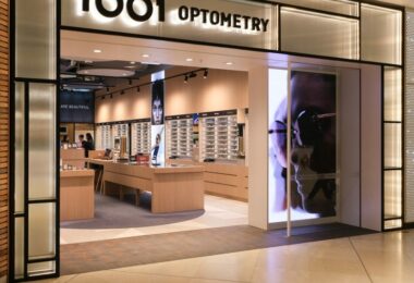 Вход в магазин оптики 1001 Optometry, вид снаружи 1001 Optometry store design