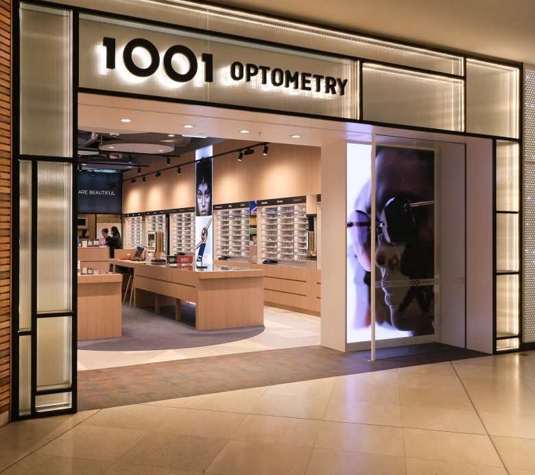 Вход в магазин оптики 1001 Optometry, вид снаружи 1001 Optometry store design