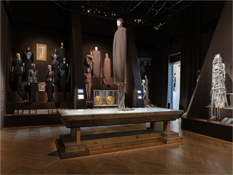 Экспозиционный зал с манекенами, витриной и высоким плащом Rick Owens, Temple of Love exhibition