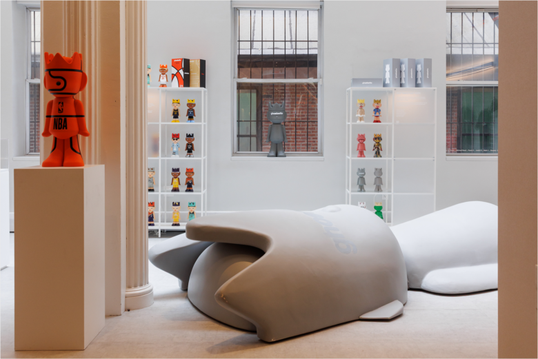 Серая мягкая скульптура и стеллажи с коллекционными фигурками ghostwrite museum