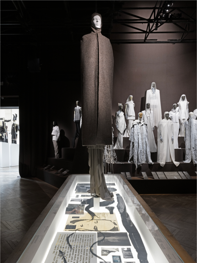 Манекен в длинном темном плаще над подсвеченной витриной Rick Owens, Temple of Love exhibition