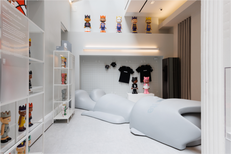 Угол экспозиции с мягкой инсталляцией, футболками на стенде и фигурками ghostwrite museum