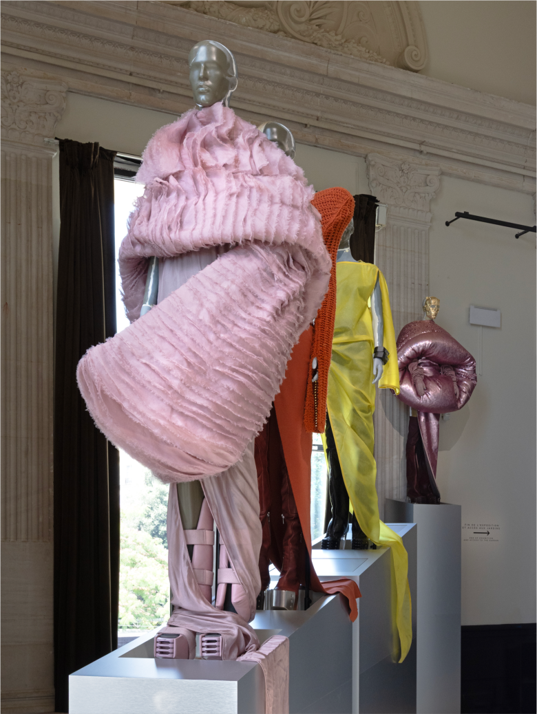 Манекен в розовом пушистом коконе и яркие образы на подиуме Rick Owens, Temple of Love exhibition