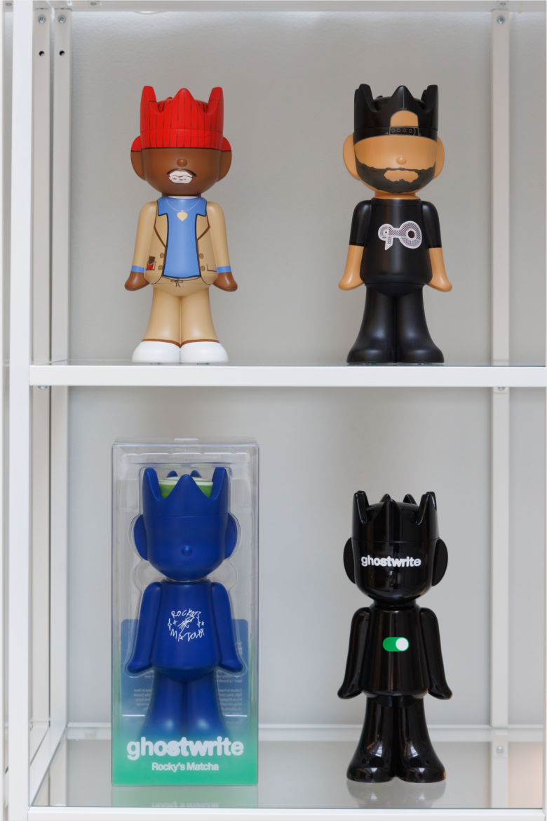 Витрина с коллекционными фигурками ghostwrite крупным планом ghostwrite museum