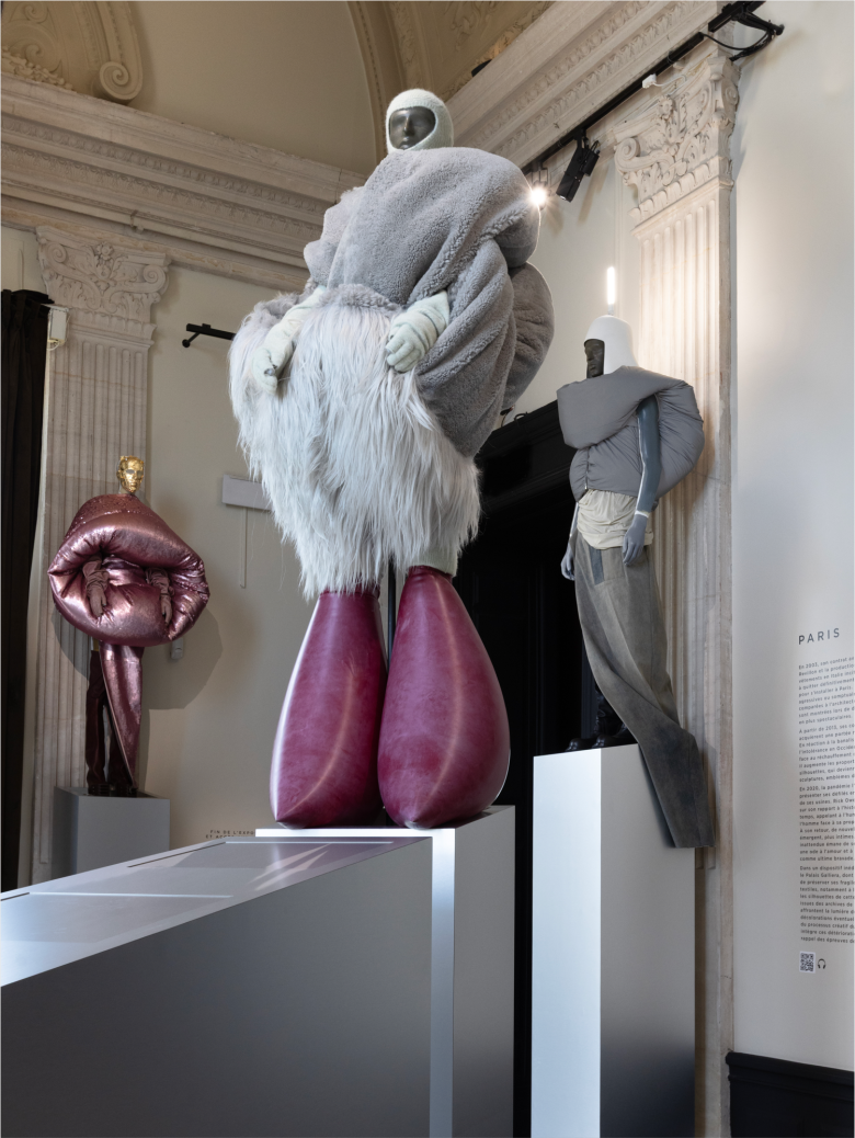 Манекен в сером объемном костюме с огромными бордовыми ботинками Rick Owens, Temple of Love exhibition