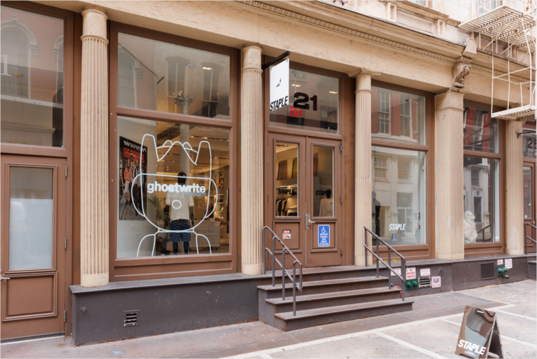 Вход в магазин Staple с витриной ghostwrite museum