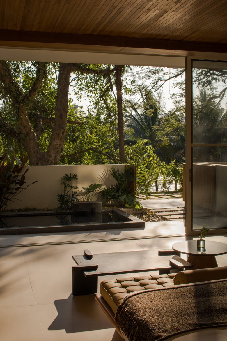 Вид из номера на террасу с приватным бассейном и тропическим садом ALAN RESORT