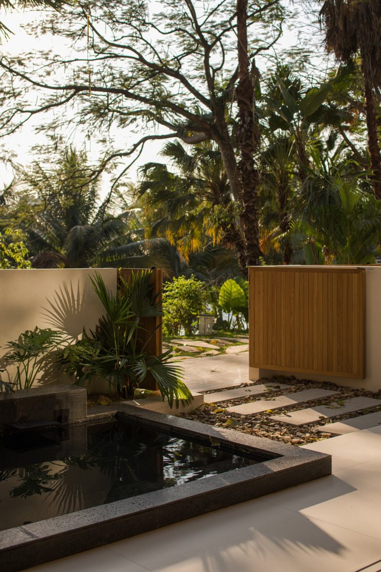 Приватная терраса с мини-бассейном, дорожкой из плит и тропической зеленью ALAN RESORT