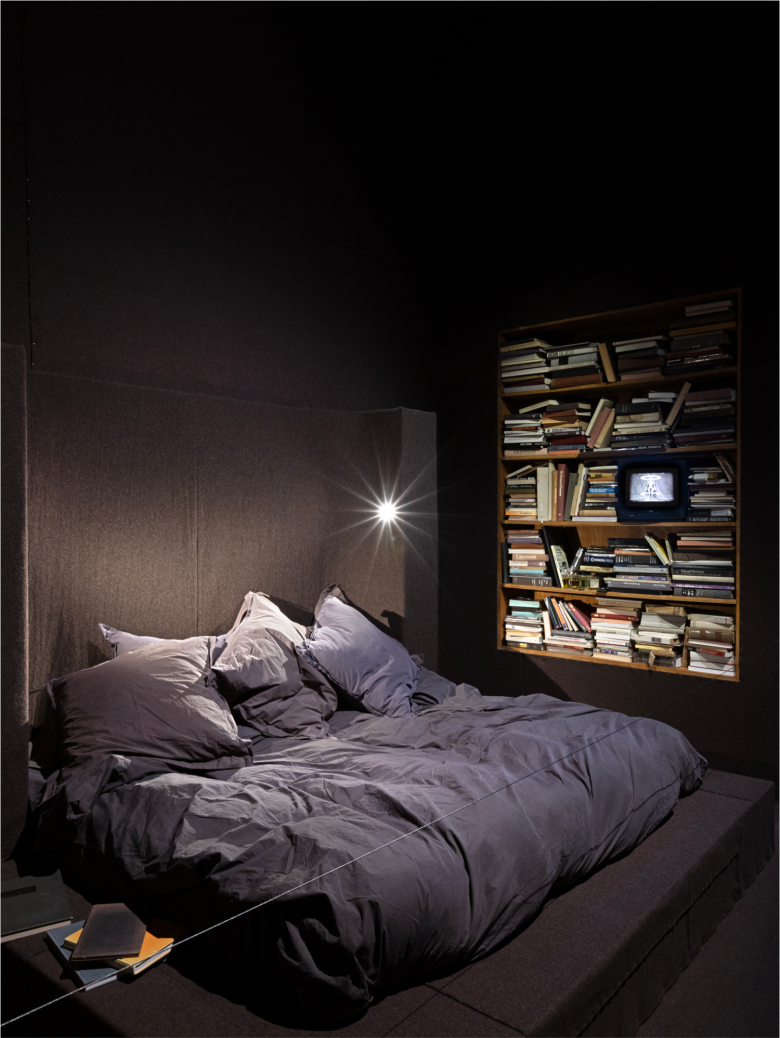 Инсталляция спальни с кроватью и книжным стеллажом Rick Owens, Temple of Love exhibition