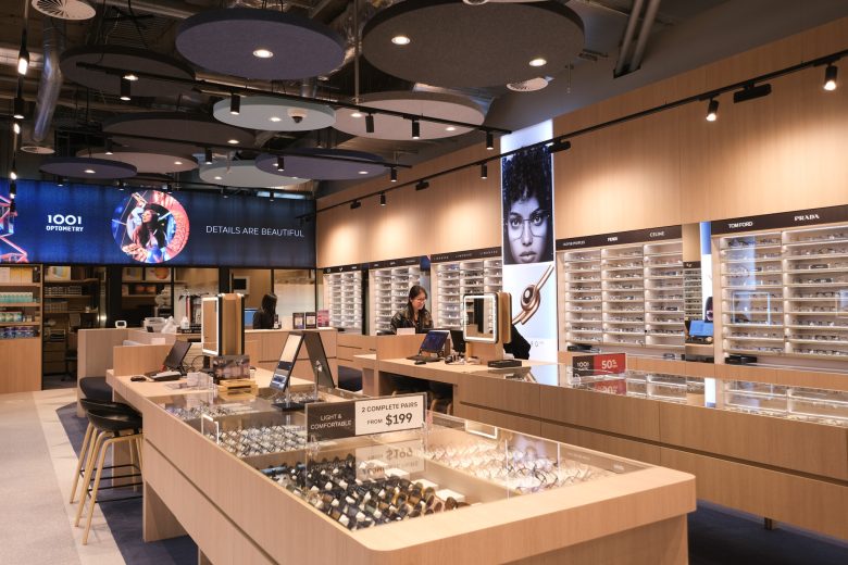 Витринный остров с очками и большой медиаэкран, общий вид 1001 Optometry store design