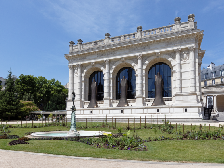 Фасад Palais Galliera со скульптурами в арках и садом Rick Owens, Temple of Love exhibition