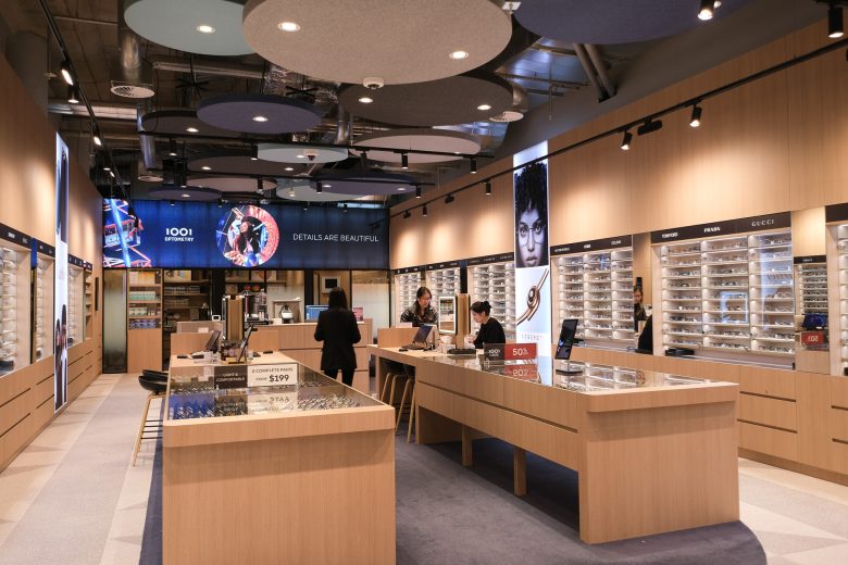 Интерьер оптики_ островные витрины и акустические панели на потолке 1001 Optometry store design