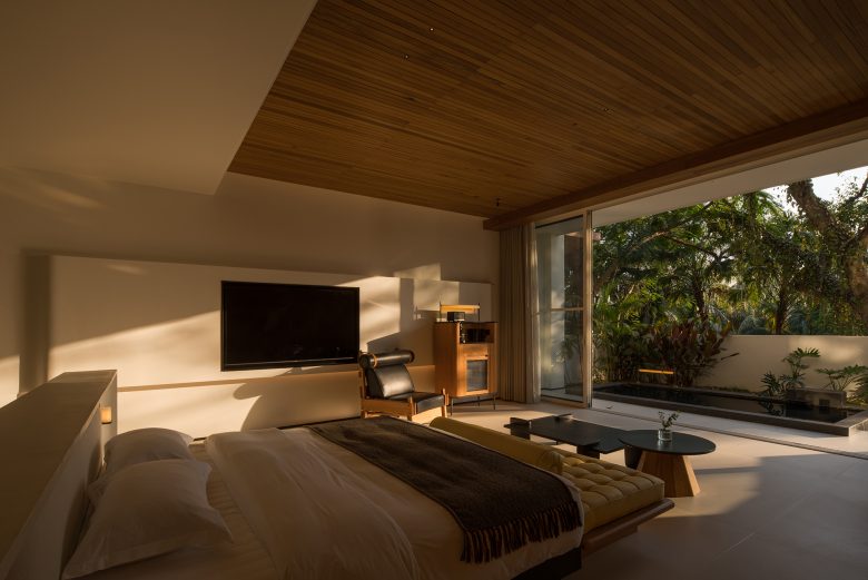 Спальня с панорамной дверью на террасу, ТВ и креслом у окна ALAN RESORT