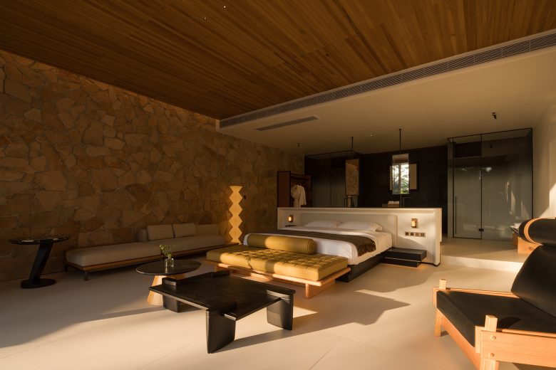 Просторный сьют с каменной стеной, диваном и открытой ванной зоной ALAN RESORT