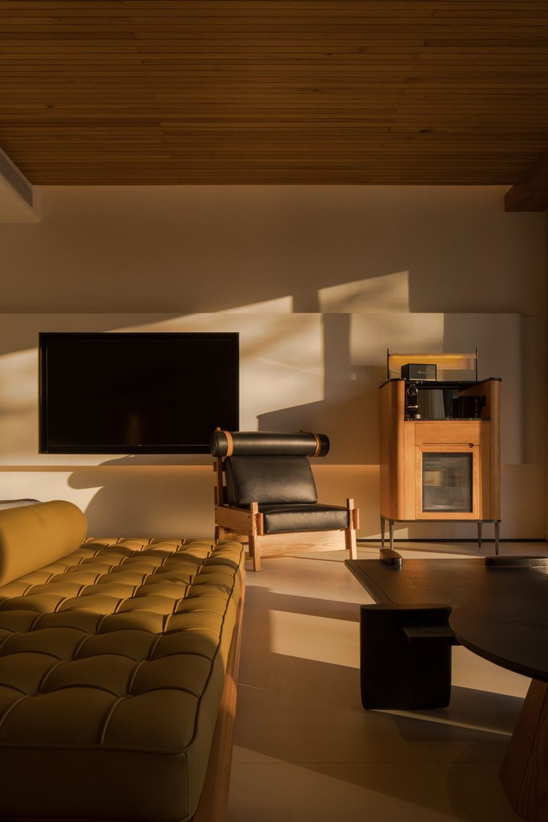 Зона отдыха в номере с ТВ, кожаным креслом и мини-баром ALAN RESORT