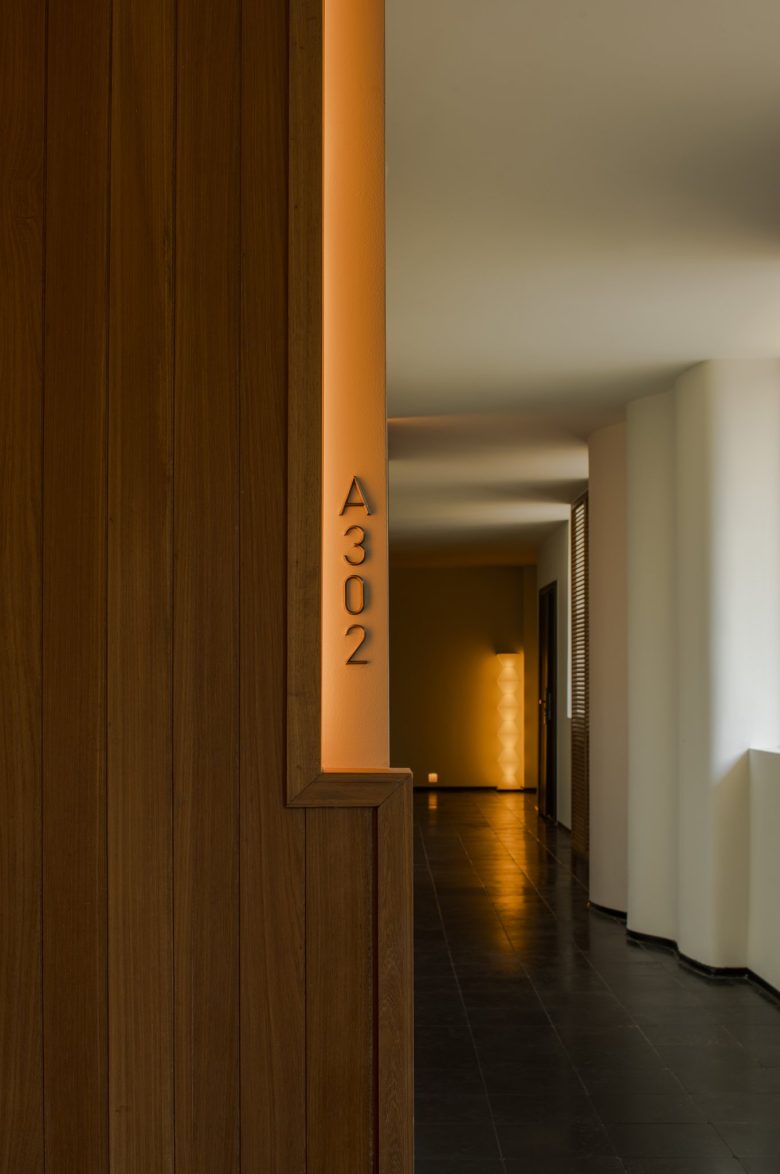 Коридор с номером A302 и теплой подсветкой в конце ALAN RESORT