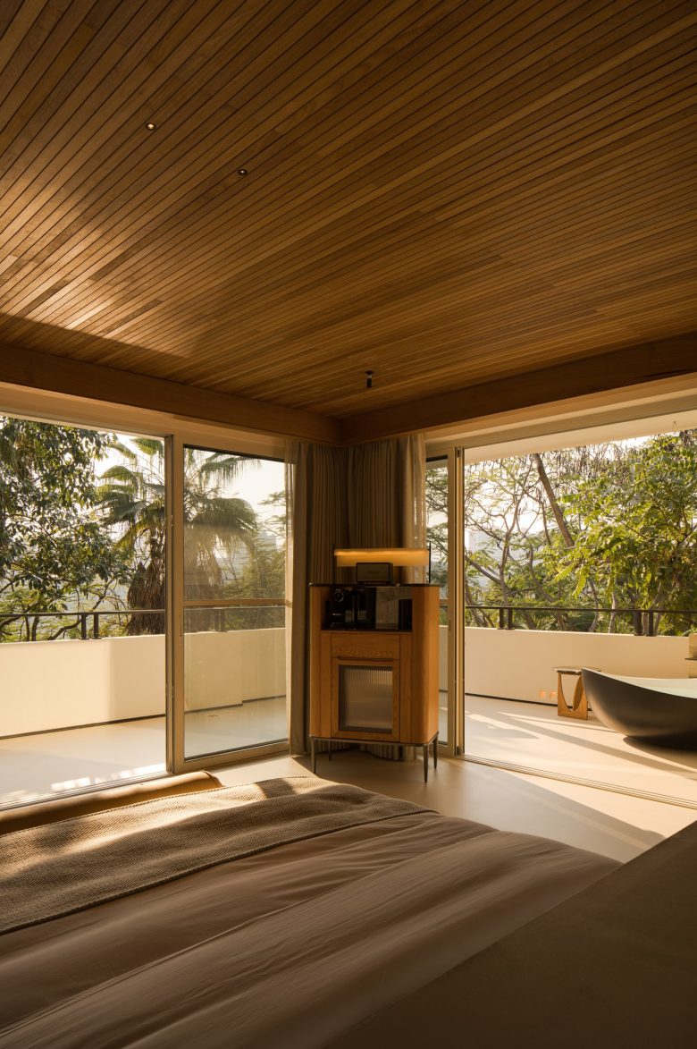 Вид из спальни на угловой балкон с деревьями и уличной ванной ALAN RESORT