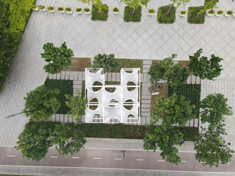 Аэрофотография павильона в ландшафтном парке Curly Cube