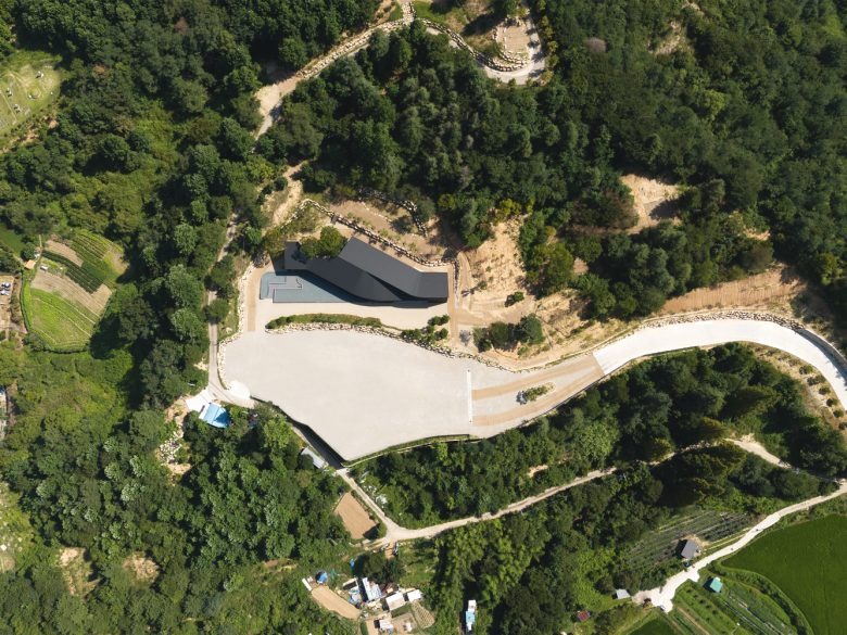 Аэрофотосъемка комплекса и горной дороги Tan Mok Won