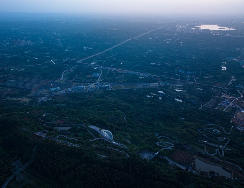 Аэрофотосъемка комплекса в горах Longquan Mountain Observatory BUZZ