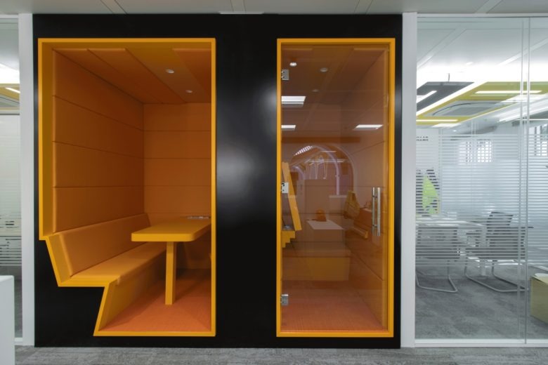 Акустическая переговорная кабина оранжевого цвета Caterpillar Offices