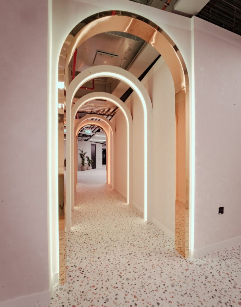 Арочный проход коворкинга Huckletree Bishopsgate