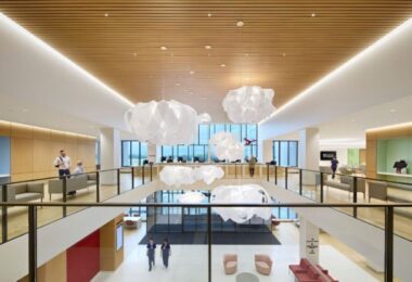 Атриум офиса с подвесными световыми инсталляциями UChicago Medicine Crown Point