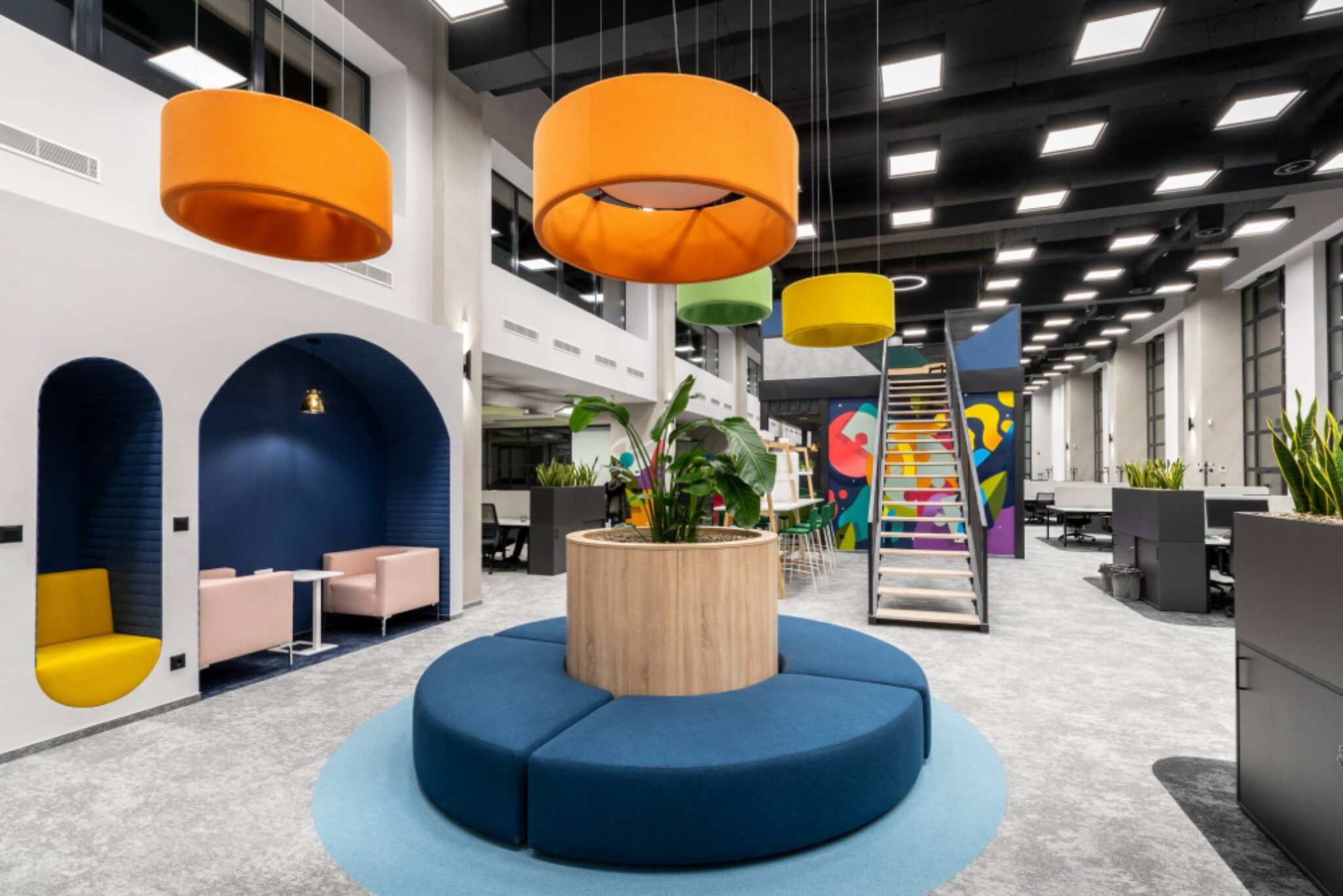 Атриум офиса с круговой скамьей и растениями DSK office