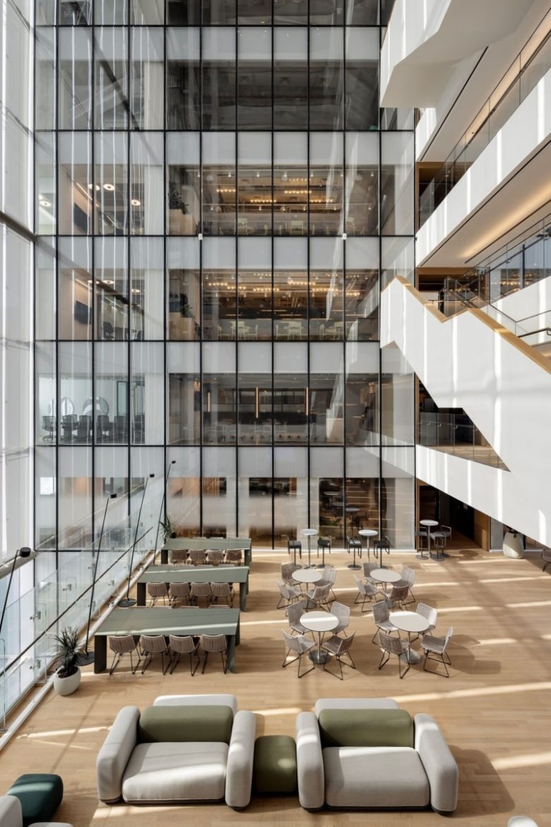 Атриум офиса с многоуровневым пространством Cato Networks Offices