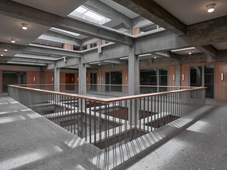 Атриум с балконами и бетонной структурой Den Helder City Hall