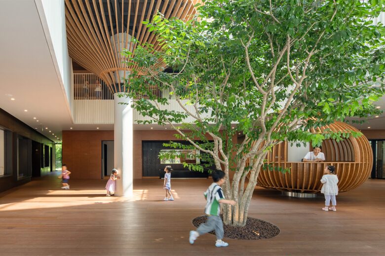 Атриум с деревом и игровой зоной для детей Cheer Kindergartenchiatric Clinic