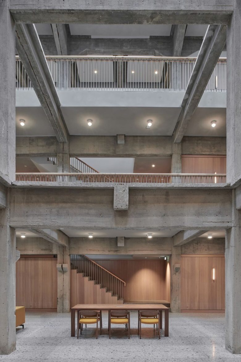 Атриум с центральным столом и бетонными перекрытиями Den Helder City Hall