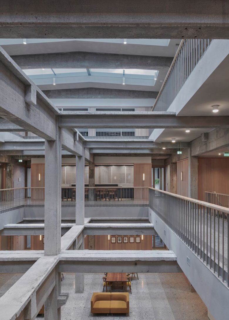 Атриум с видом на внутренние галереи Den Helder City Hall