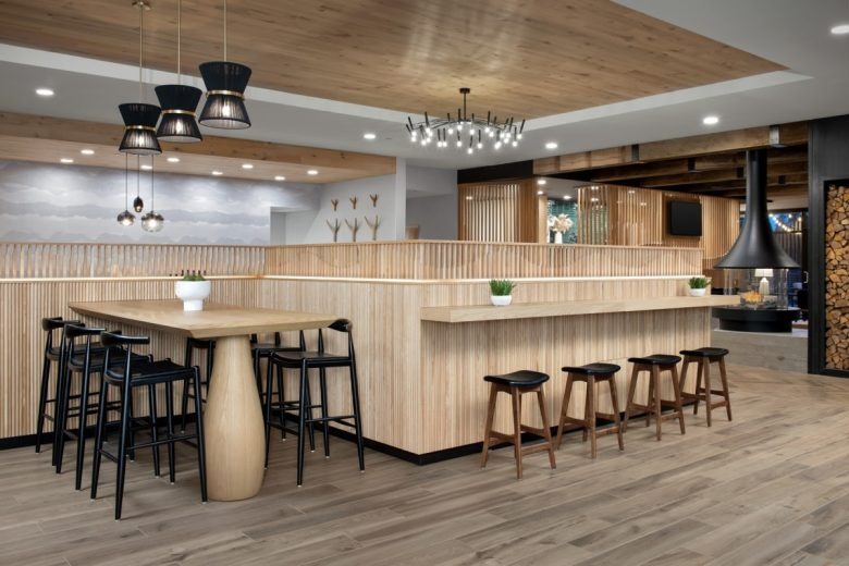 Барная стойка и высокий стол Springhill Suites Hotel Ponderay