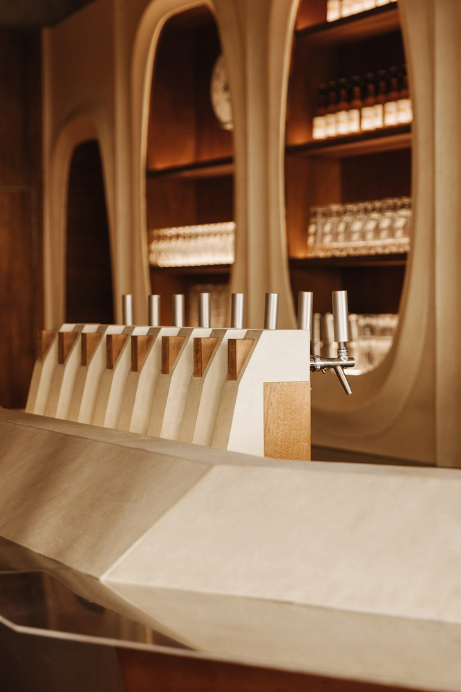 Барная стойка ресторана PNY Grenoble с кранами