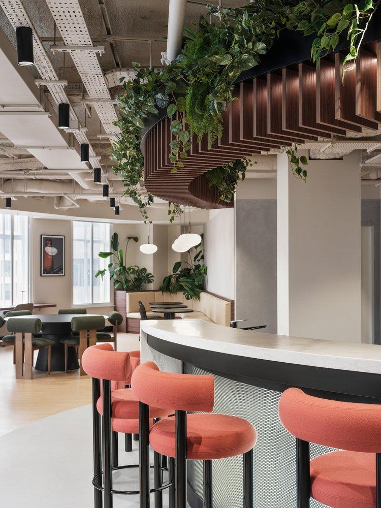 Барная стойка с подвесными растениями Banking Circle