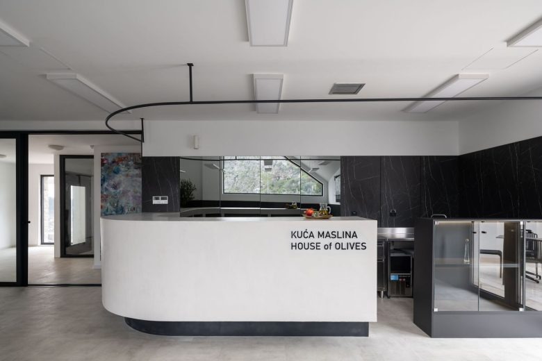 Барная стойка в кафе House of Olives