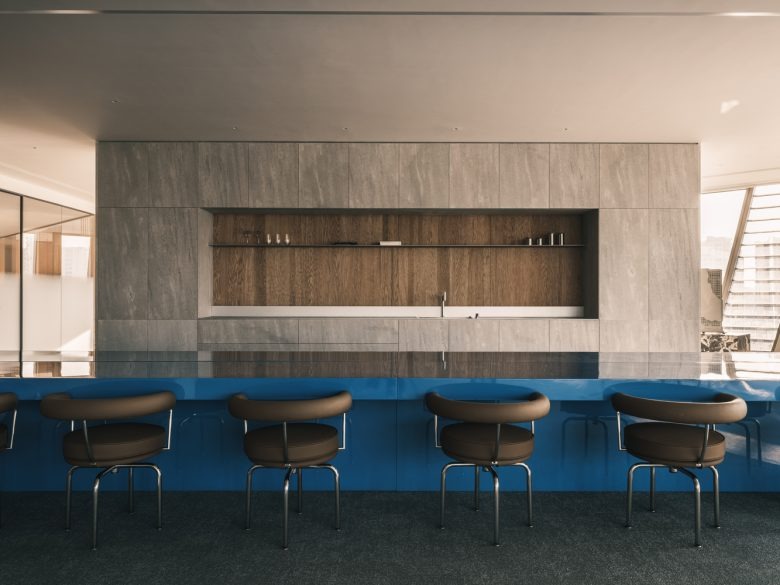 Барная стойка в зоне кухни Wangchao Center Office