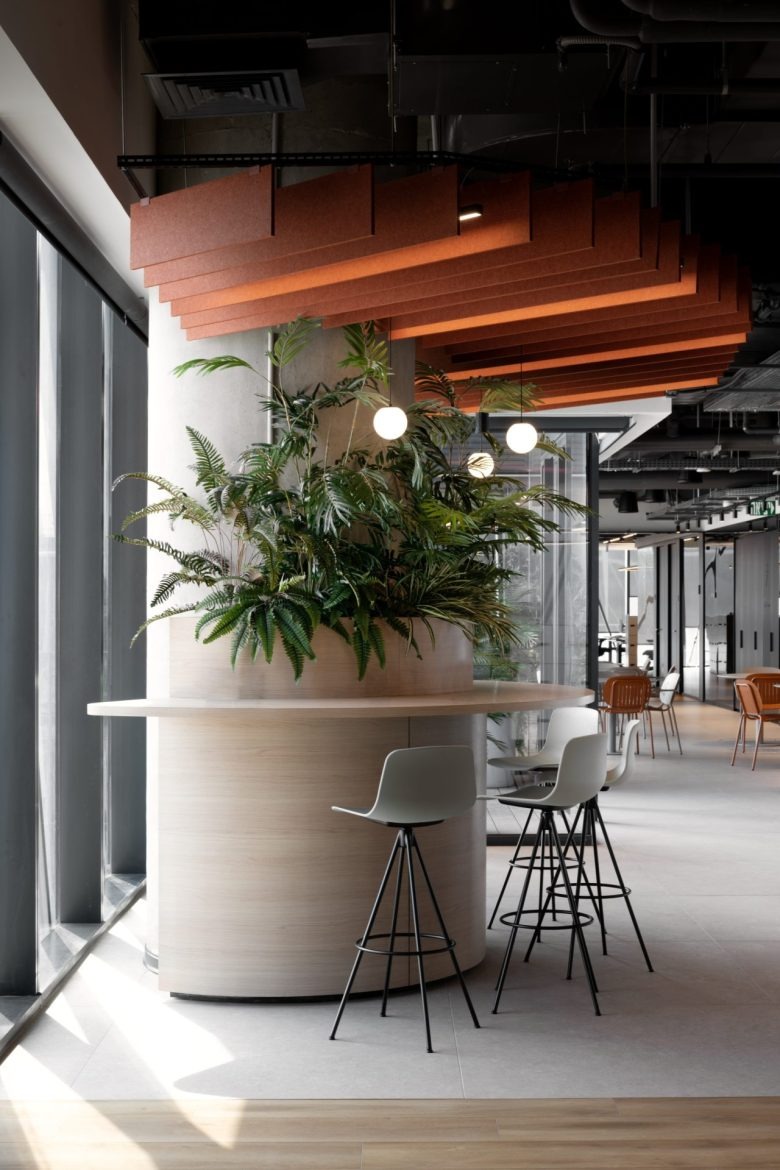 Барная зона с высокими стульями и растениями Hewlett Packard Enterprise offices