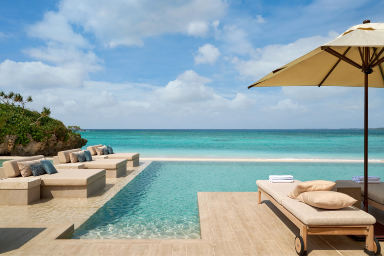 Бассейн и мягкие кушетки Rosewood Miyakojima hotel