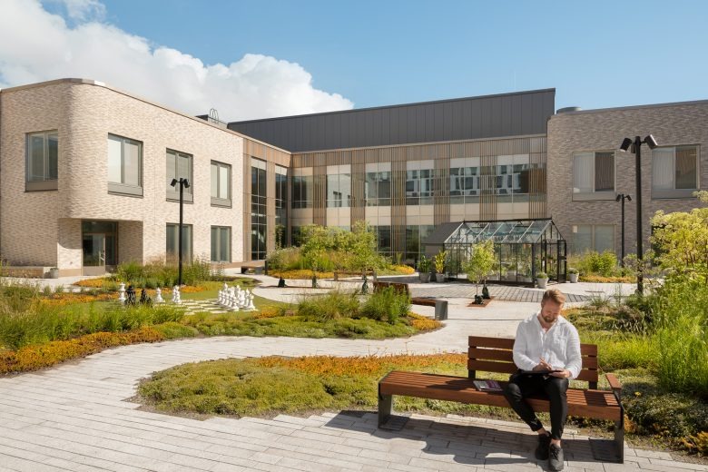 Благоустроенный двор с лавочками и озеленением Tampere Psychiatric Clinic