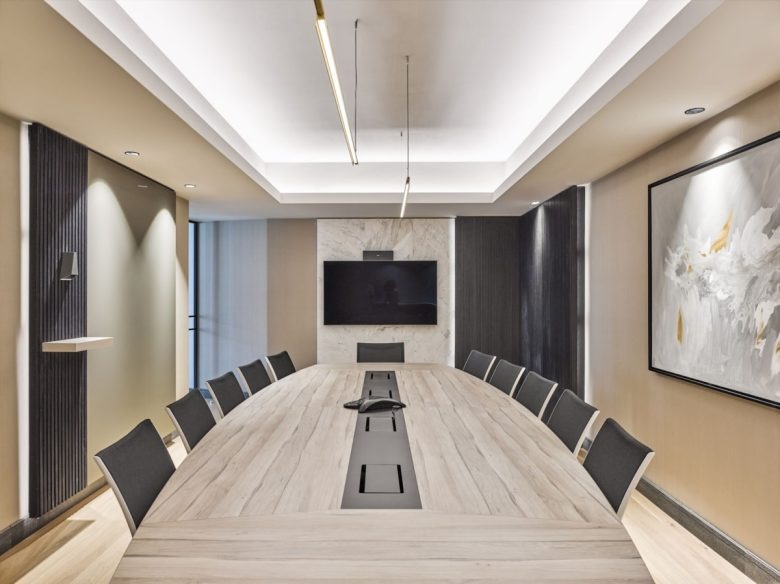 Большая переговорная комната с длинным столом Ashan Yemek Offices