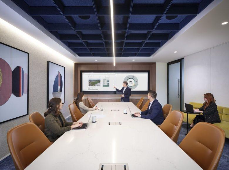 Большая переговорная комната с презентацией CBRE, Inc. Offices
