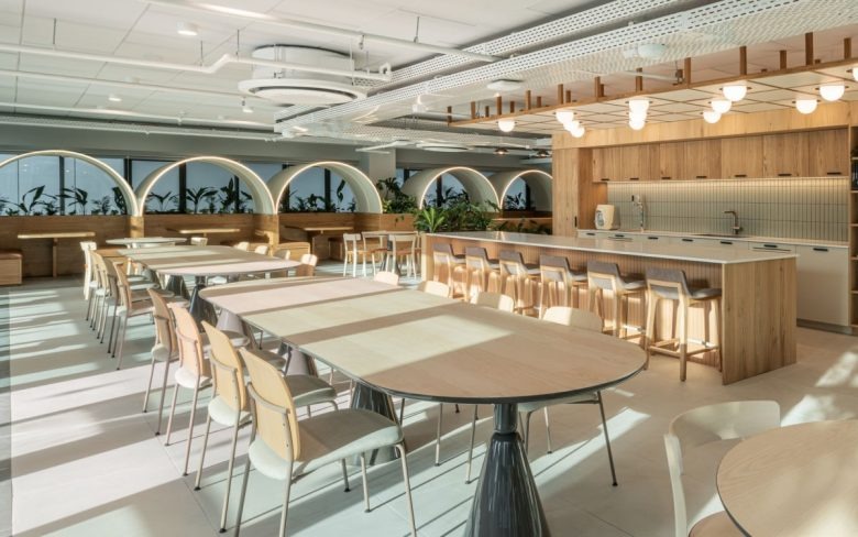 Большая столовая зона с длинными столами One Zero Offices