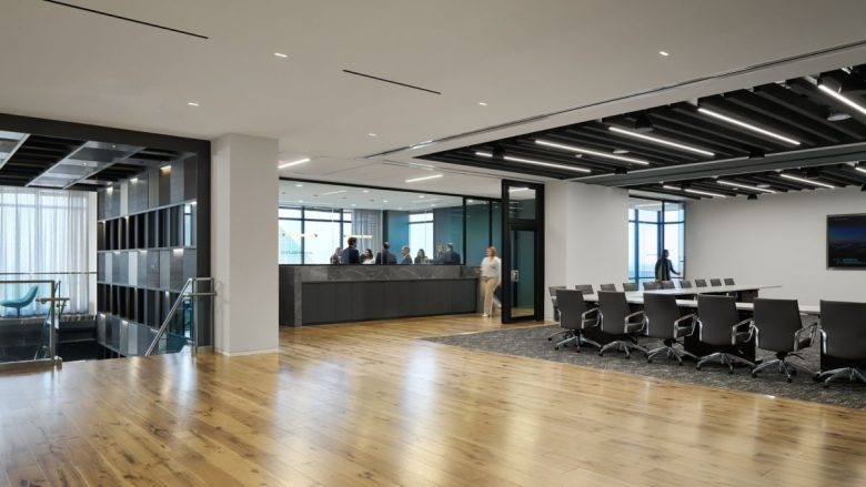 Большая зона для совещаний Barnes & Thornburg LLP Offices