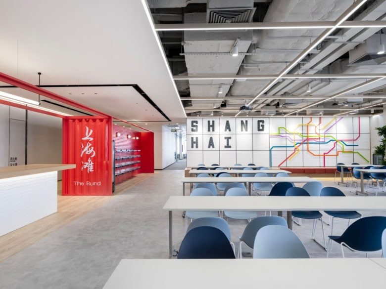 Большой холл со столами и стульями Flexport offices