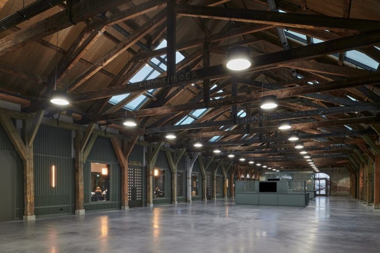 Большой общественный зал с деревянными конструкциями Den Helder City Hall