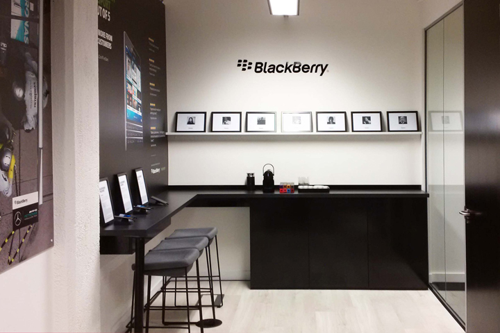 Стильный интерьер кабинета в черном цвете