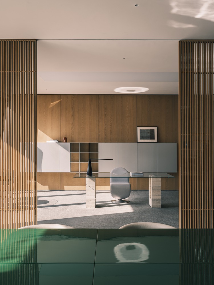 Деревянная решетка-перегородка между кабинетами Wangchao Center Office